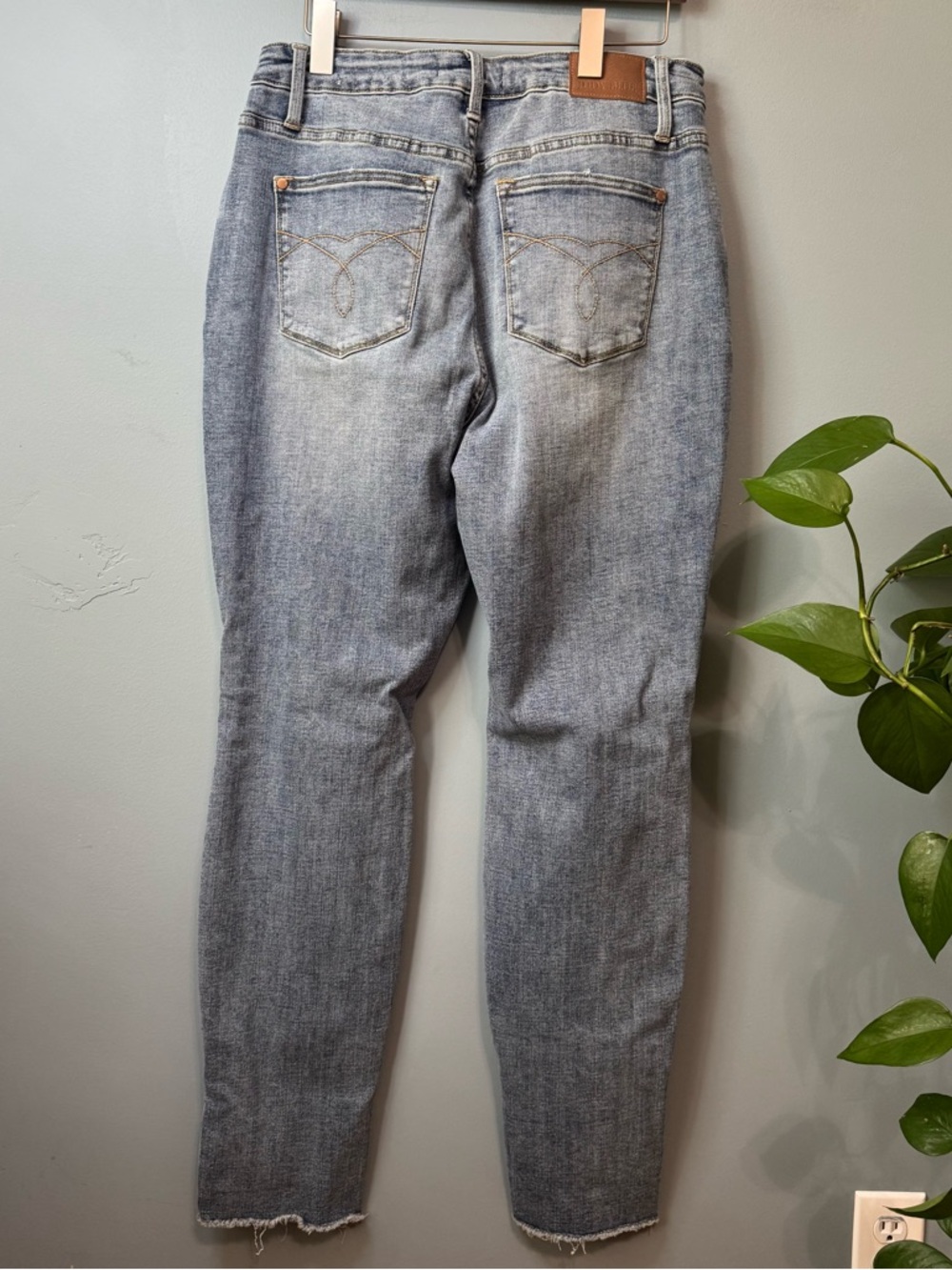Judy Blue Boyfriend Fit Distressed Raw Hem Jeans. Size 16W (actual 31x33) - Picture 7 of 13